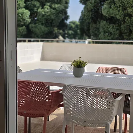 Apartman B - 4min Walk From Beach, Terrace